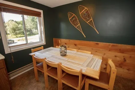 3 story cozy townhouse minutes from mount snow Отели в г. West Dover