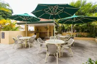 Windsurfer Resort Hotels in Biggera Waters