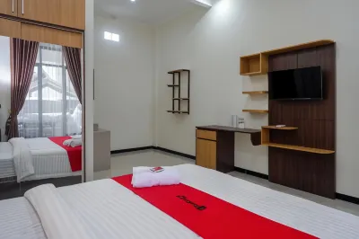 RedDoorz Near Terminal Tirtonadi 2 Các khách sạn ở Keprabon