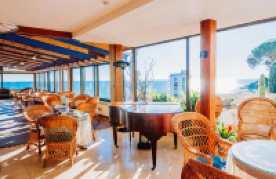 Hotel Roger de Flor by Seleqtta