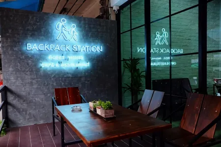 Backpack Station Отели рядом с достопримечательностью «Wat Maha But Temple - Mae Nak Shrine»