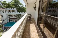 White & Yellow Castle Hotel and Resort Các khách sạn ở Balayan