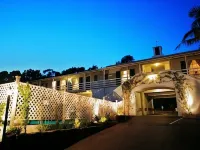 Coast Village Inn Hotels near Santa Barbara Zoo