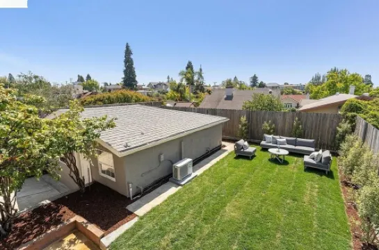 Well-located 1BR cottage with all amenities.