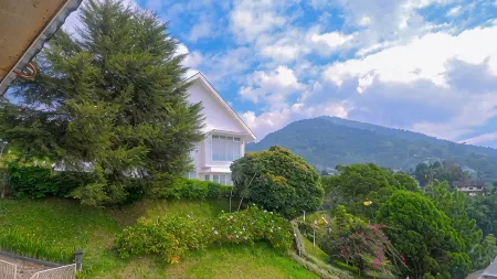 Main Villa Puncak 5Br by Sakala Home (16 Persons) Отели рядом с достопримечательностью «Botanic Garden Cibodas»