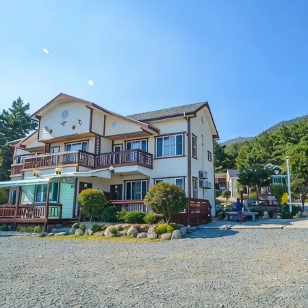 Namhae Sea Forest Pension Отели рядом с достопримечательностью «Храм Пориам»