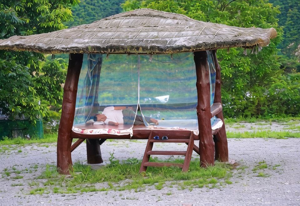 영양산촌생활체험마을펜션의 외관과 주변 자연경관