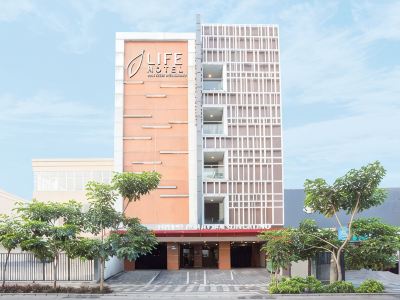 Life Hotel Mayjend Sungkono