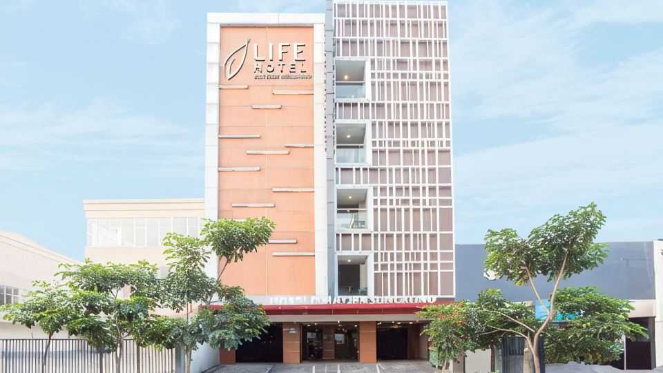 Life Hotel Mayjend Sungkono
