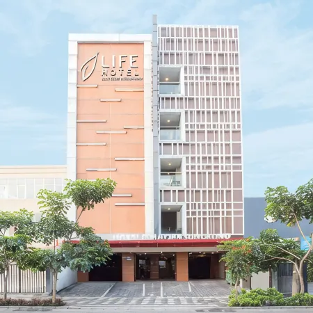 Life Hotel Mayjend Sungkono