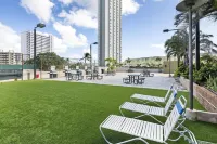 Waikiki Condo 5Min Walk to Beach Free Parking Pool AC