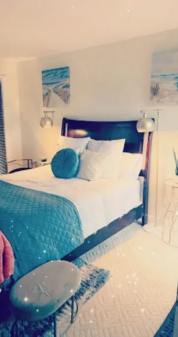 Lake Front, 2 Level Boathouse with Outdoor Bar,