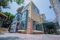 Beihai Her Small Courtyard Homestay (Qiaogang Fengqing Street International Passenger Port Branch)