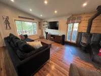 The Octopus Den! Cozy 3bd 2bth sleeps 8! - บังกะโล