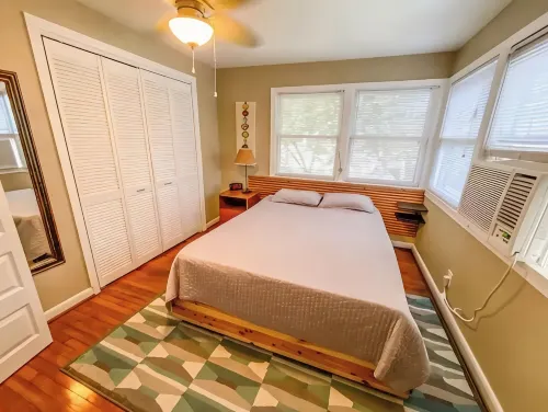Sealy Suites D  Historic East End - Walk to Beach, UTMB & Strand - Condos