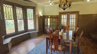 Charming Historic Retreat in the heart of Old Town East - Walk to Downtown. - Jacuzzi
