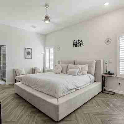 Large Modern Mid-Century Getaway 5 Bed Rooms Outdoor Grille Rooms