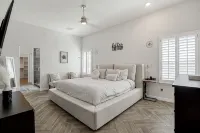 Large Modern Mid-Century Getaway 5 Bed Rooms Outdoor Grille - 4-Star