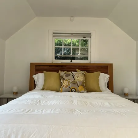 Private, remodeled cottage with modern amenities in desirable Crocker Highlands