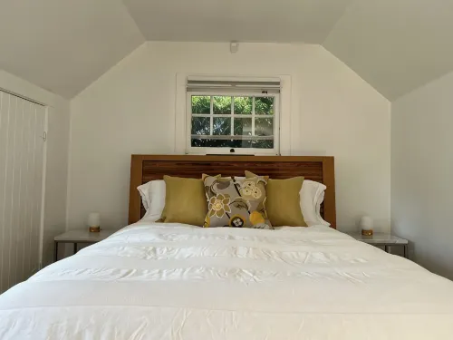 Private, remodeled cottage with modern amenities in desirable Crocker Highlands - 3-Star