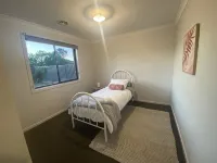 Modern 4-Bedroom Home, Near Playground, Lake & Nature Trails, Minutes to Bendigo - Bungalows