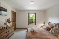 Cozy Pocono Chalet  Hot Tub, Fireplace, Near Ski Resorts & Lake Access - Chalets