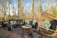 NEW Pocono Lake Modern & Cozy Cabin, Hot Tub, Pools - シャレー