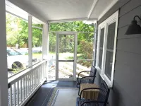 Stylish Retreat w/ Fire Pit & Porch - 무료 와이파이