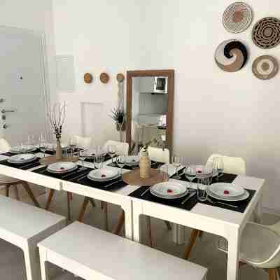 Chic & modern for groups & families-10 guests, in city center with 2 balconies Dining/Meeting Rooms