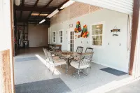 Charming studio with AC , WiFi, and 325 ft fishing pier with fishing lights.