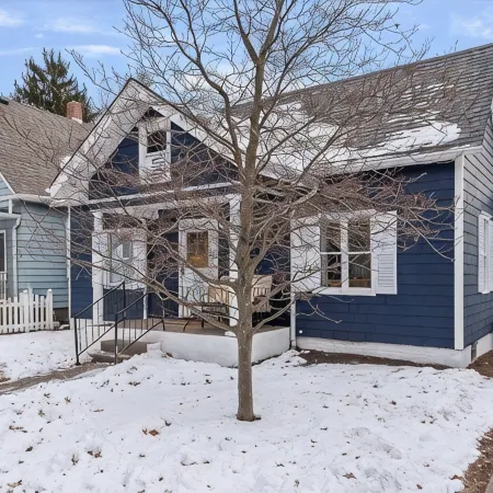 Newly-renovated 2-bedroom House with a Luxurious Massage Chair
