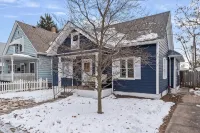 Newly-renovated 2-bedroom House with a Luxurious Massage Chair - Bungalows