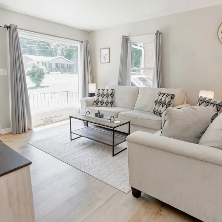 Cozy Pet Friendly 3BR - Fenced Yard - 1Mi HPU & DwnTwn - Furniture Market
