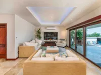 Unique Golf Retreat: Pool ~ Hot Tub ~ Scenic Views Hotel a Pristine Bay