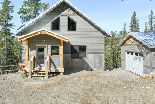 3 story home nestled on a hillside near Terry Peak, AC, wifi and Hot Tub