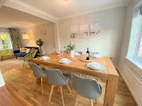 7 Mins to Gatwick Airport, Easy Commute to London! Comfortable King Size Bed! - Wifi