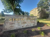 Super Clean, Snug 2Br: Convenient to Geneva College, Fire Pit & Big TV - Homestays