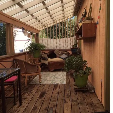 Stylish, Eclectic two bedroom Retreat Near Downtown & Redwood Отели в г. Юкайа