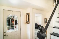 Charming 3-bedroom house with AC, WiFi and a large yard in the heart of Bangor!
