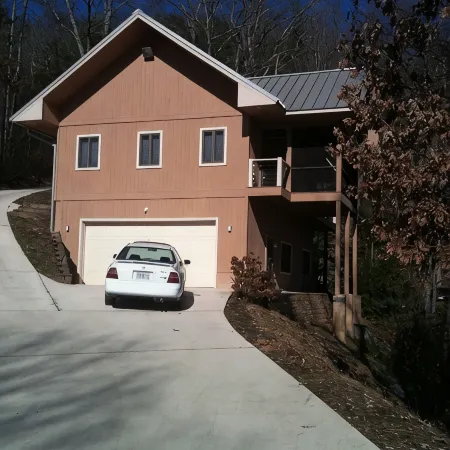 Charming WeeHaus with WiFi and AC at Lake Santeetlah close to Tail of the Dragon