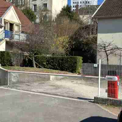 Le Bacquin 21 town center 2 minutes away, train station 700 m away, secure private parking. Fitness & Recreational Facilities