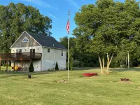 Charming 3-BR house w/golf, pool, WiFi, AC at pet friendly Middle Bass Island - Homestays