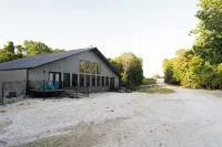 On Beaver Lake! Rogers, AR, NEW Spacious Barndominium With Sweeping Lake Views. - 4-Star
