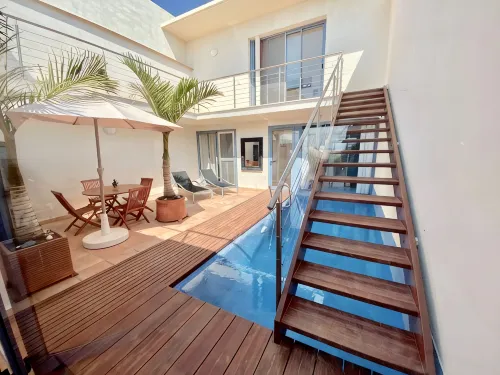 Bungalow, private pool and fiber optic internet, close to the sea, sheltered patio. - Private Pools