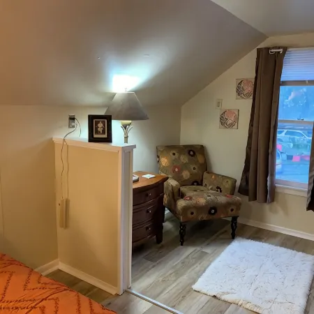 2-bedroom Carriage House in downtown Topeka - AC high speed Wi-Fi & parking