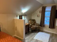 2-bedroom Carriage House in downtown Topeka - AC  high speed Wi-Fi & parking