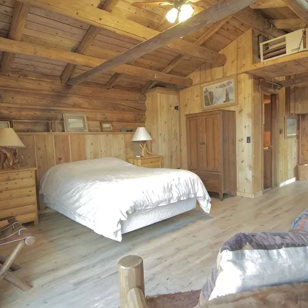 Large, Private & Charming retreat is ultimate upscale stay near Cody, Y.S. Park