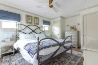 Lakefront Cottage with Hot Tub & Beach Access - Boutique