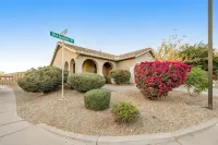 NEW! Cozy desert getaway with private backyard and seasonal pool! - Wifi