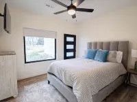 NEW CENTRAL PARK TOWNHOME w/ Golf Course view Across from Arnold's Park! Hoteles en Arnolds Park